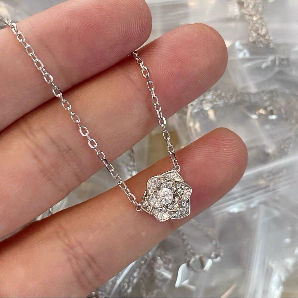 Elegant Silver Necklace with Floral Pendant